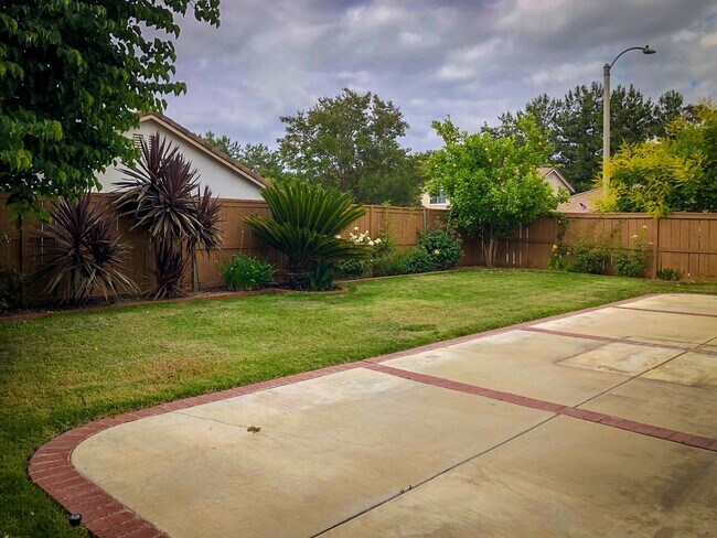 Building Photo - 3 Bedroom Home in the Desirable Paloma Del...