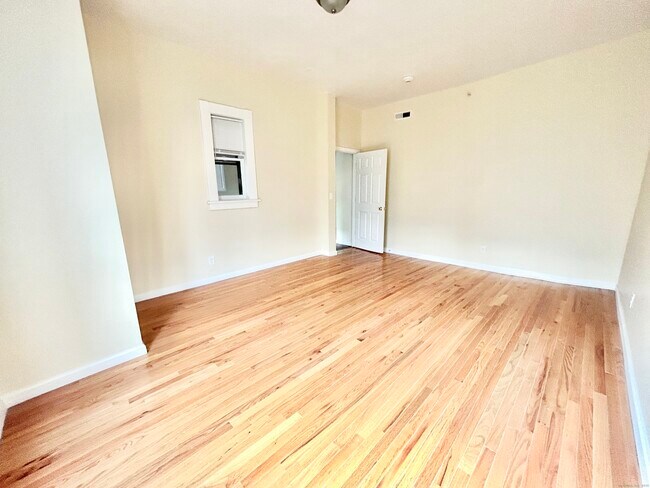 Building Photo - 135 W Main St