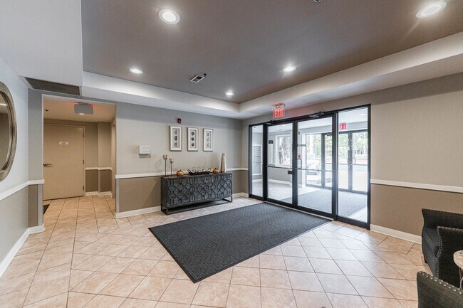 Building Photo - 125 Lakeview Dr