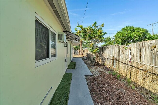 Building Photo - 4541 NE 6th Terrace