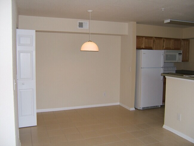 Building Photo - Spacious 1B/1B Unfurnished Condo near Beach in the Heart of Destin!