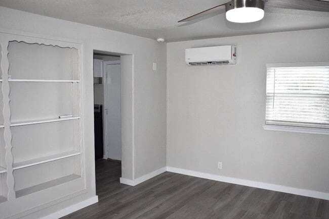 Building Photo - "Beautifully Updated Open-Concept Studio with Modern Finishes!"