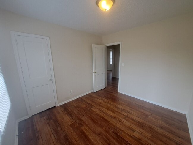 Building Photo - 3BR/1BA home with screened patio