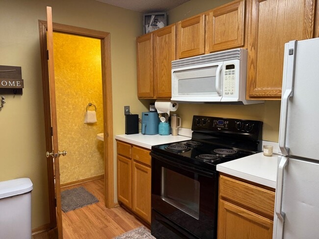 Building Photo - Charming 2BR Townhome in Desirable Cliff Lake Community