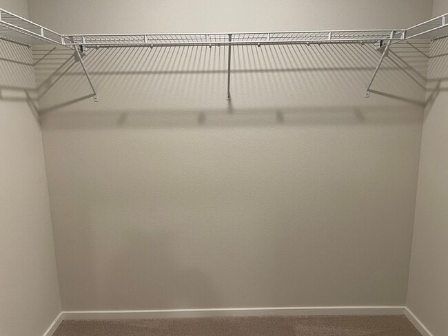 Building Photo - GORGEOUS 4 BED/2.5 BATH! HIGH END FINISHES ! SPACIOUS ROOMS ! FENCED BACK YARD !