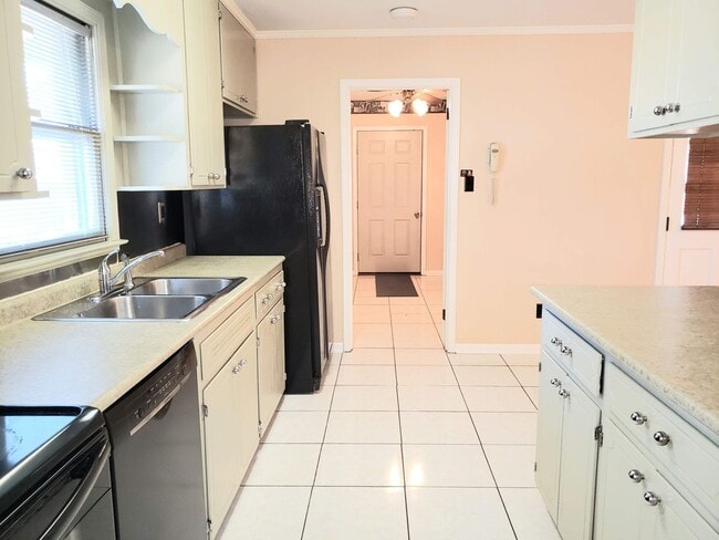 Building Photo - Spacious Corner Property!