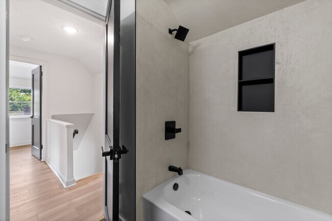 Building Photo - AVAILABLE NOW! RENOVATED 3-BEDROOM!