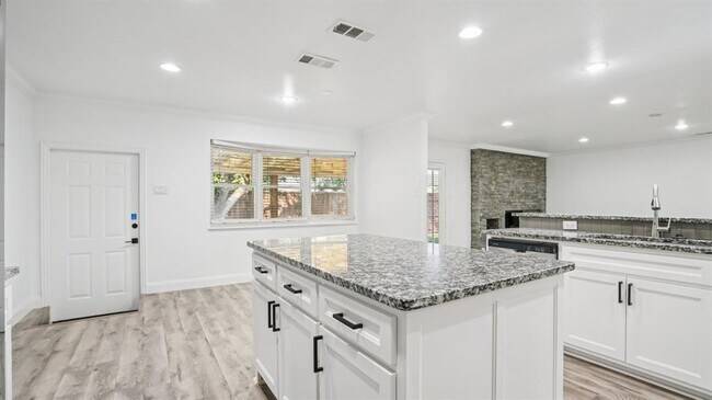 Building Photo - 3855 Crest Cove Cir