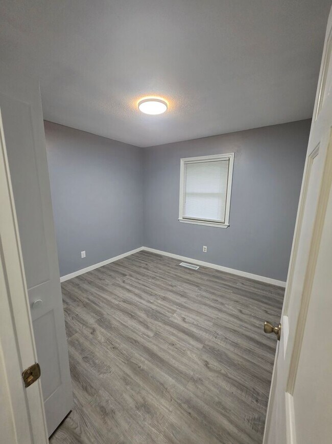 Building Photo - **Spacious 3-Bedroom, 2 -Bath Home Available!**