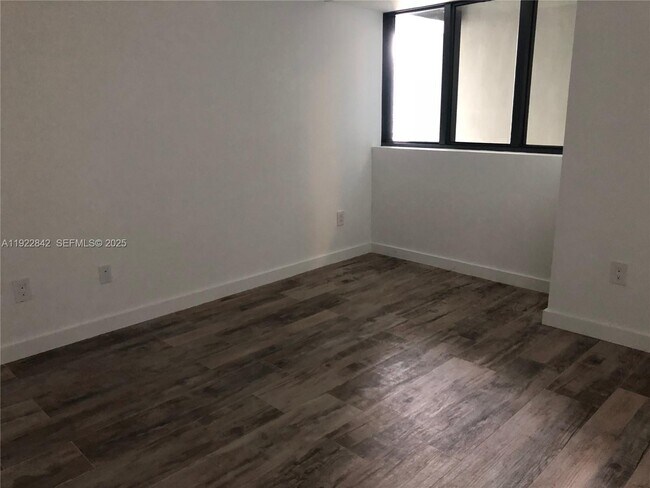 Building Photo - 650 NE 32nd St