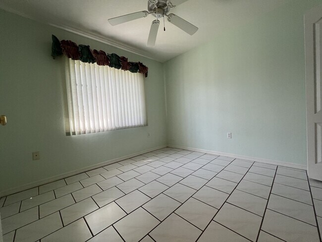 Building Photo - $2,350 ** AVAIL 7/15/25 ** LAKE SUZY ** 3 ...