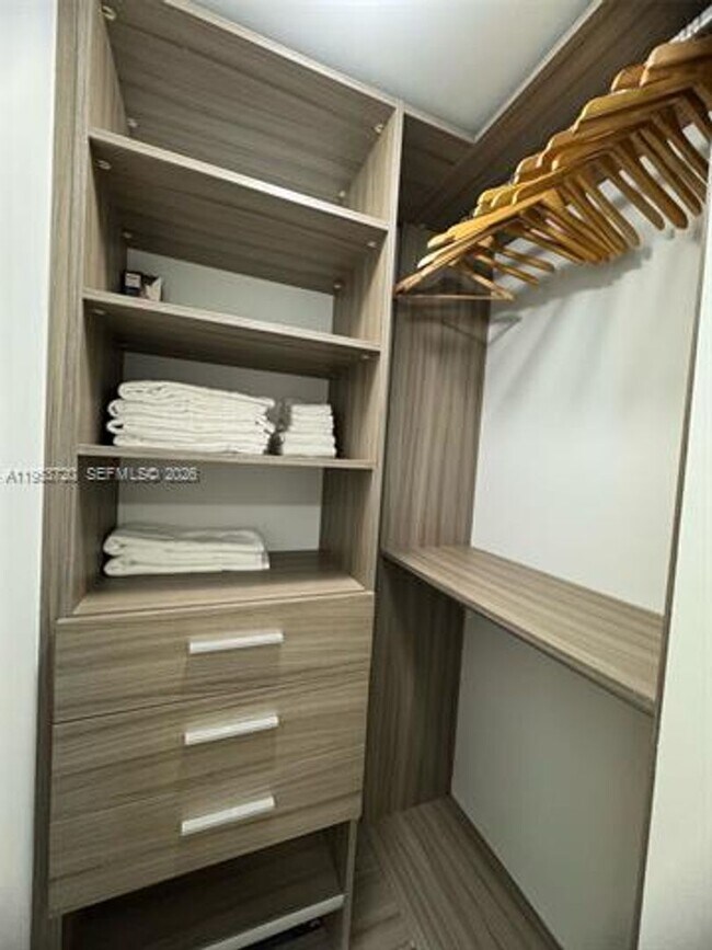 Building Photo - 1300 Brickell Bay Dr