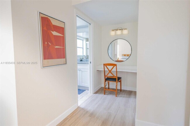 Building Photo - 2751 N Palm Aire Dr