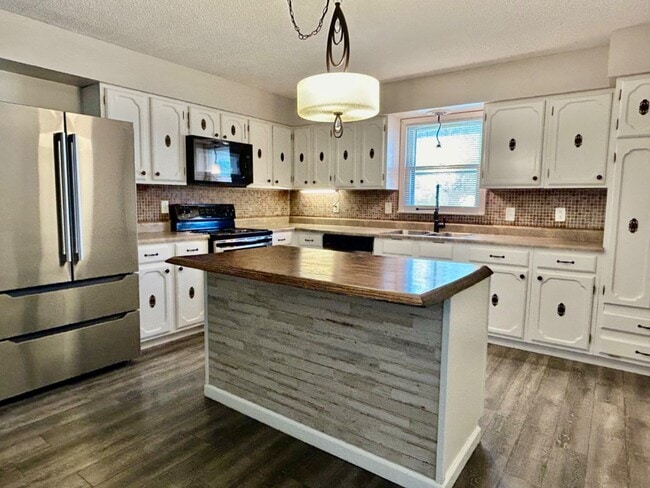 Building Photo - 825 David Ln