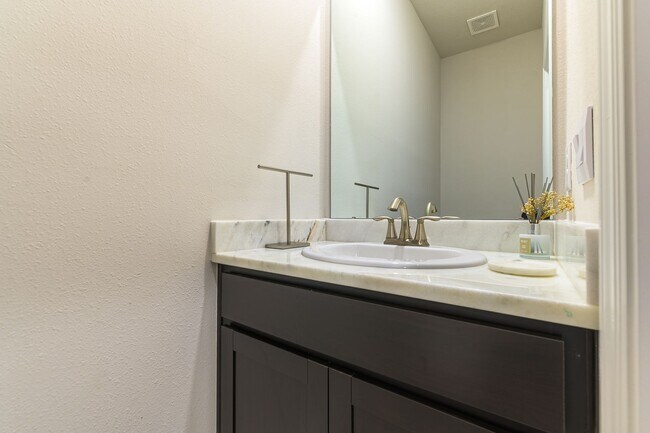 Building Photo - Pet Friendly, Spacious, modern 4 bed home ...