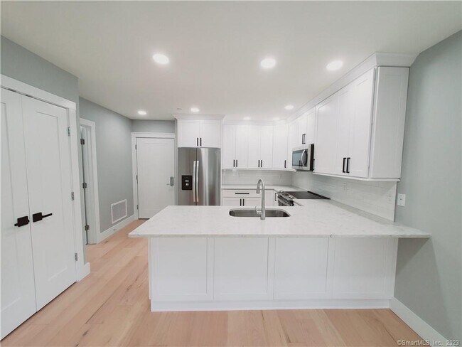 Building Photo - 492 Glenbrook Rd