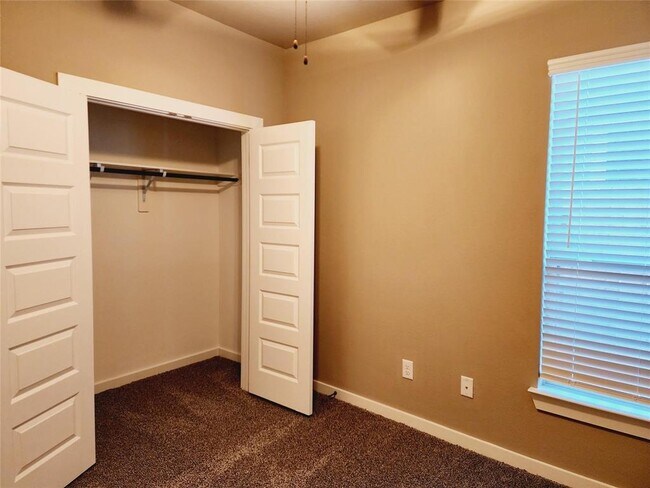 Building Photo - 9836 Grosbeak Ln