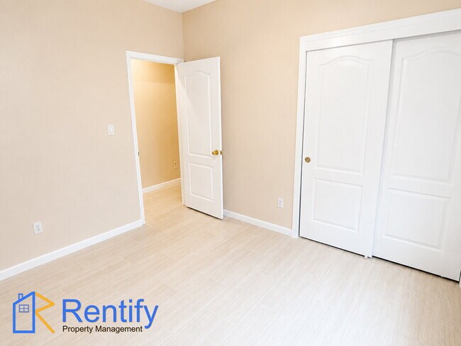 Building Photo - Charming Seven Oaks Home - 4Bed, 2Bath - Gardener Included!