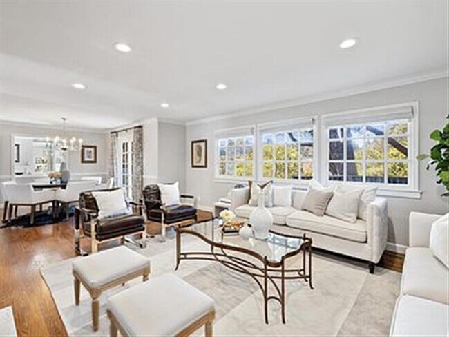 Building Photo - Remodeled interiors 3 Bed 2 Bath in Hillsb...