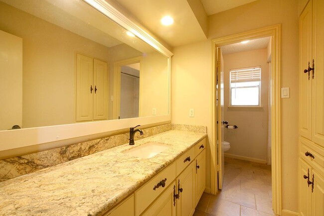 Building Photo - 12029 Acorn Oak St