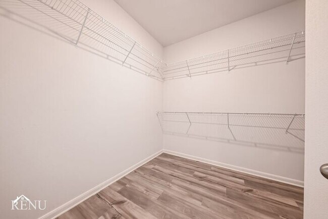 Building Photo - 2041 Hialeah Dr