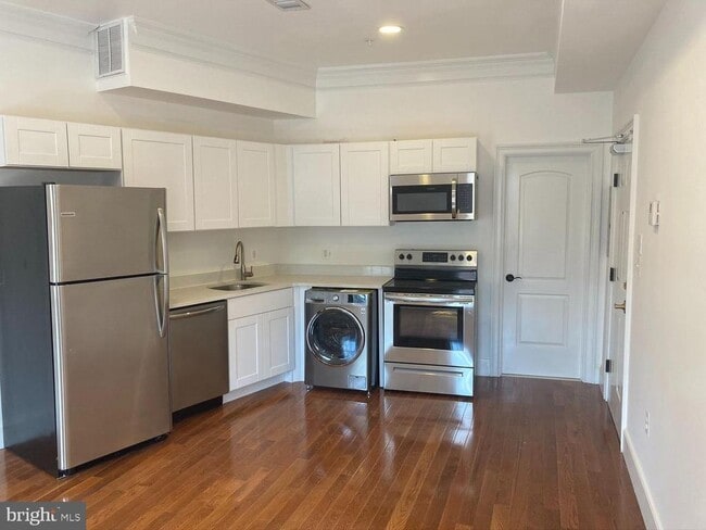 Building Photo - 1426 Wisconsin Ave NW