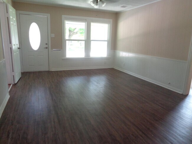 Building Photo - 324 Azalea St