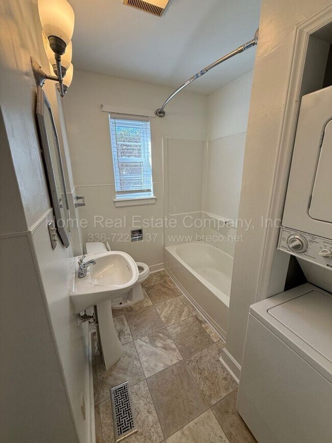 Building Photo - 806 N Avalon Rd