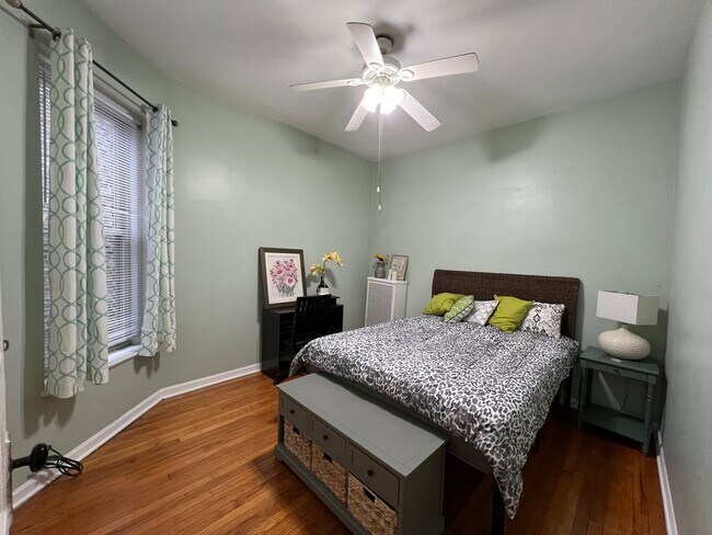 Building Photo - 1516 W Thome Ave