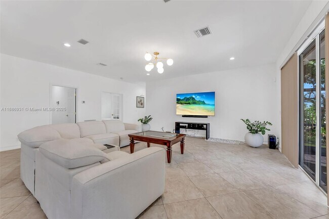 Building Photo - 420 Montclaire Dr