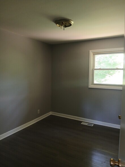 Building Photo - 5075 Scenic Dr