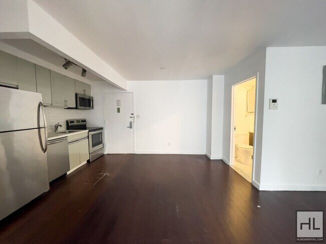 Building Photo - STANHOPE STREET / Spacious 2-Bed 1-Bath / ...
