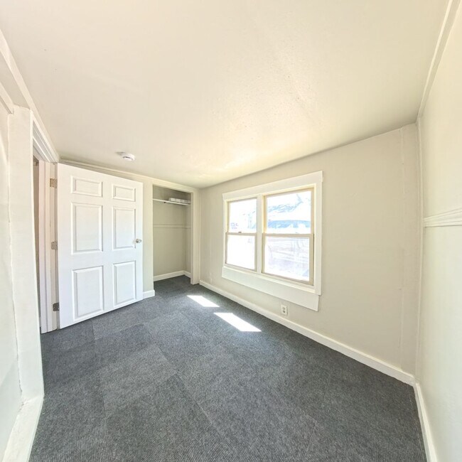 Building Photo - 2938 E Euclid Ave