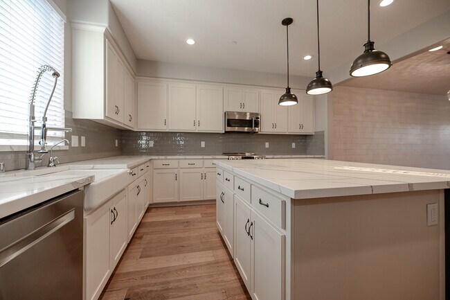 Building Photo - 196 E Main Ave