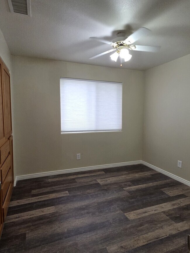 Building Photo - Stunning 4-bedroom 2-bathroom home