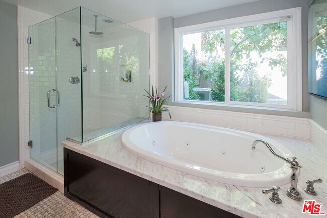 Building Photo - 7120 Pacific View Dr