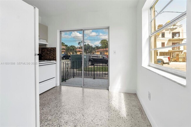 Building Photo - 644 SW 10th St