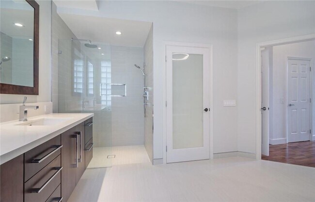 Building Photo - 2519 Bay Pointe Ct