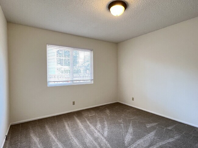 Building Photo - Charming Duplex Near Downtown Santa Rosa!