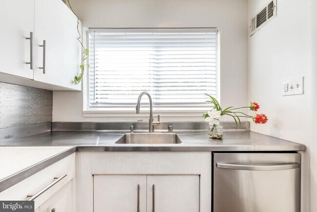 Building Photo - 10650 Weymouth St