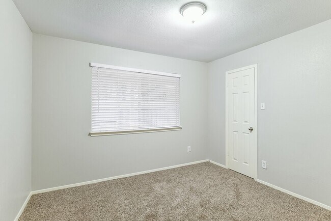 Building Photo - 13207 Pebblewalk Cir S