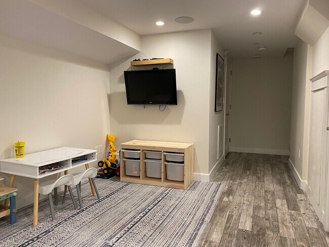 Building Photo - 1 Common St