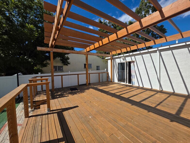 Building Photo - 15360 Saticoy St