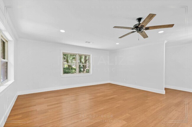 Building Photo - Newly Renovated 3 Bed / 2.5 Bath with Doub...