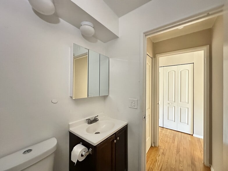 Building Photo - 1515 W Morse Ave