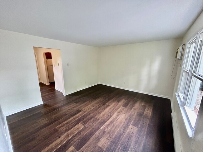 Building Photo - HALF OFF FIRST MONTH - 2 Bedroom in Versailles!