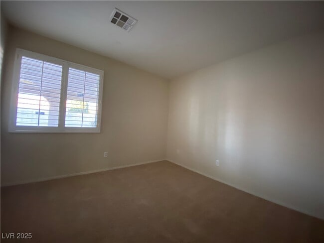 Building Photo - 556 Green Gables Ave