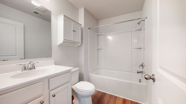 Building Photo - 5 Bedrooms, 3 Bathrooms in Richmond Hill P...