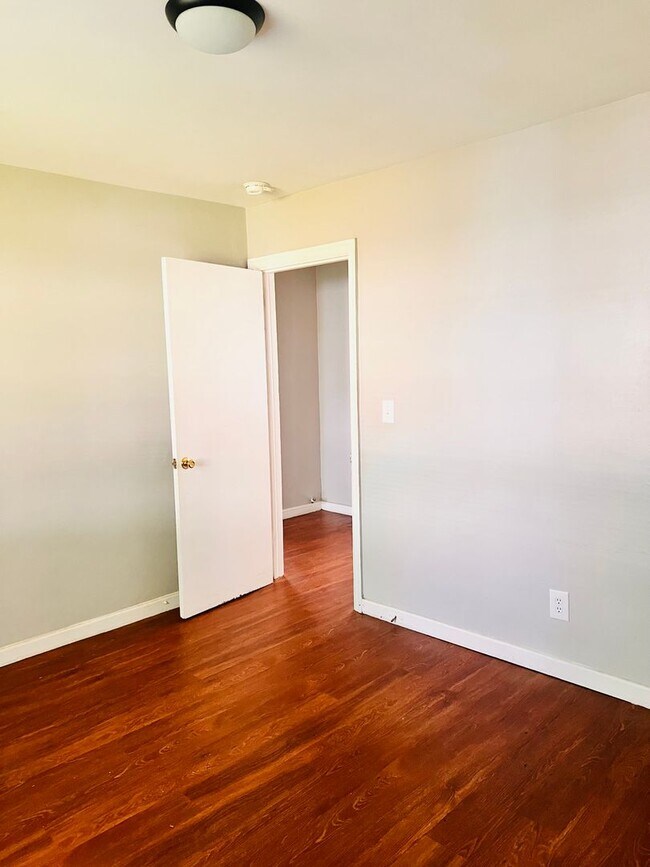 Building Photo - 2 Bedroom, 1 Bath in West Columbia