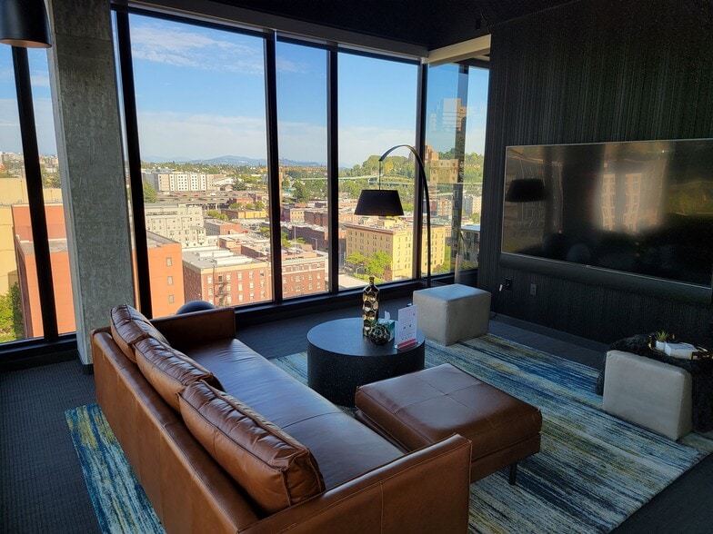 Amenity: Private movie room in lounge - 450 S Main St